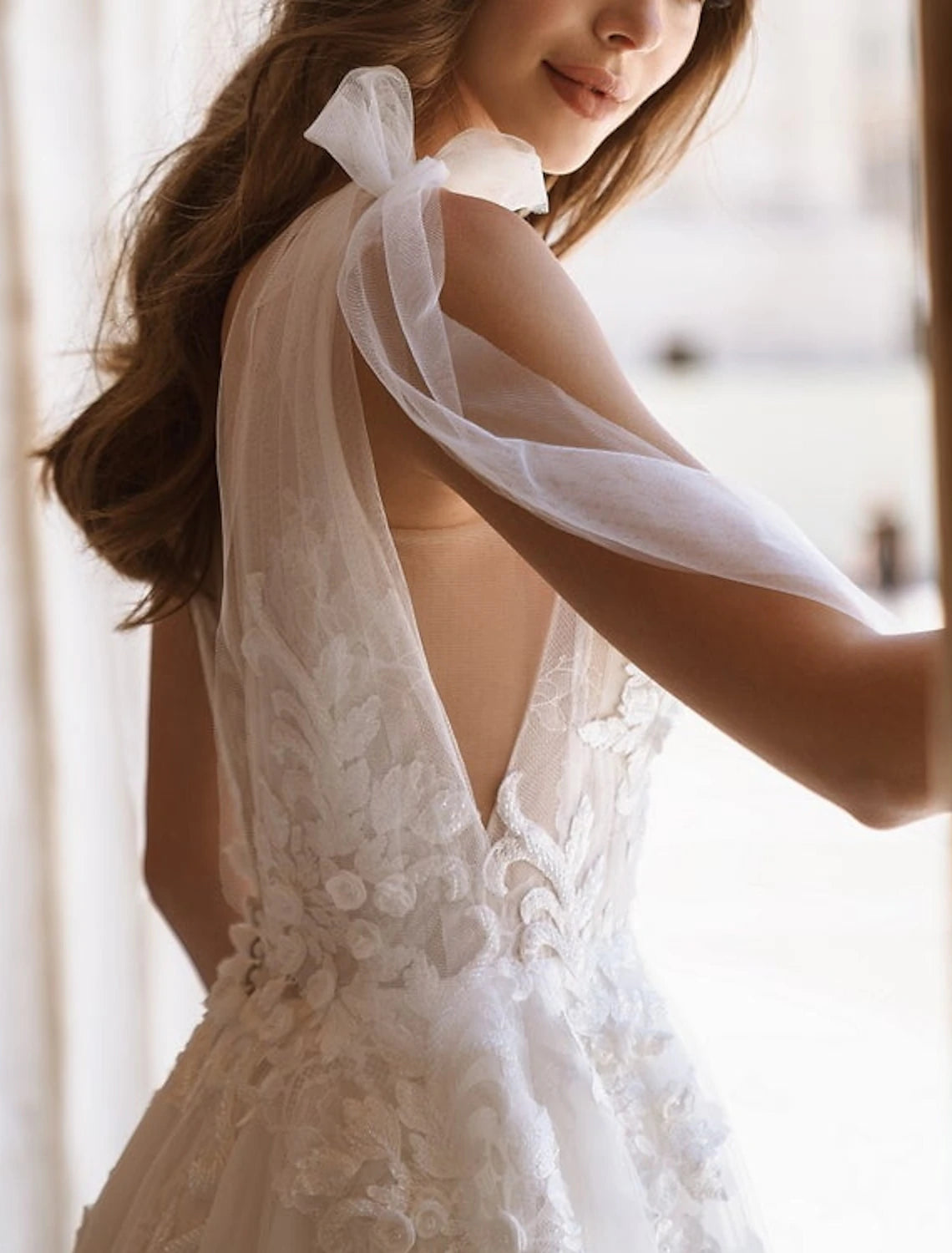 Engagement Formal Fall Wedding Dresses A-Line V Neck Sleeveless Court Train Lace Bridal Gowns With Appliques Summer Wedding Party